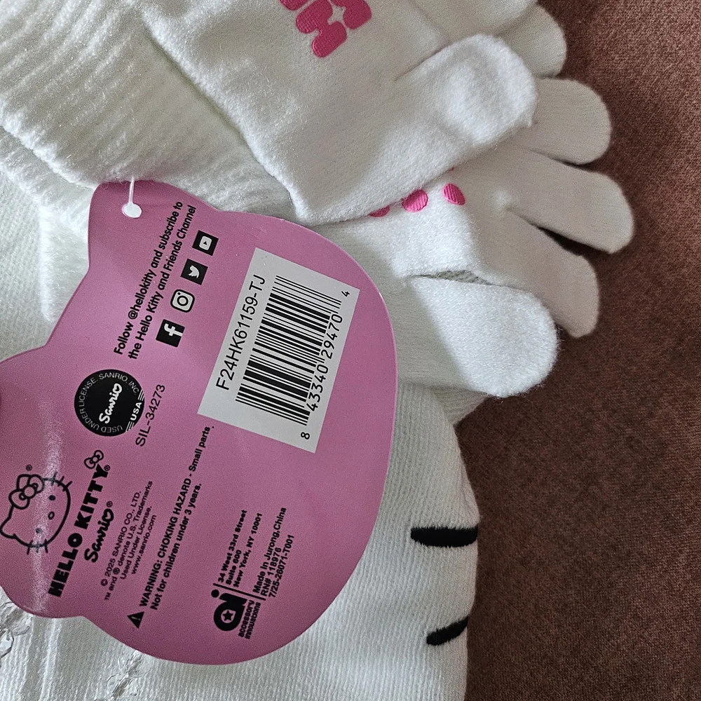 Sanrio Hello Kitty Beanie & Gloves Set